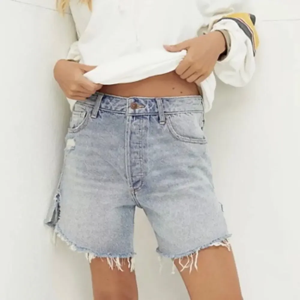Free people baggy tomboy distressed denim shorts size 25